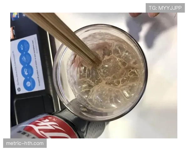 张博恒家的冰箱里塞满蛋白粉，连饮料都按克称着喝